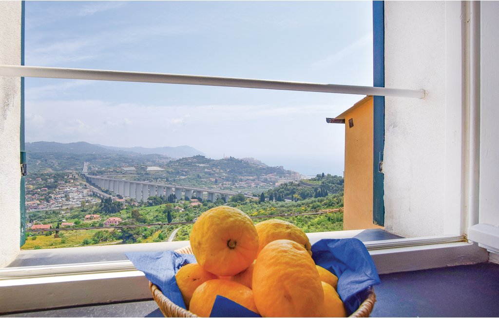 Typisches Turmferienhaus in dem kleinen Dorf Poggi aus dem 17. Jahrhundert, nur 1,8 km von den Stränden der berühmten Riviera dei Fiori entfernt. Das Dachgeschoss (ein Teil davon hat eine niedrige D..