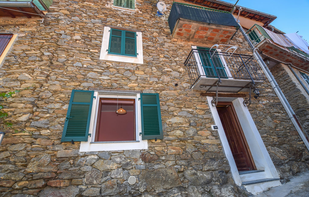 Hübsche Ferienwohnung mit kleinem Balkon in Borghetto D'Arroscia
 
Ein Schlafzimmer für zwei Gäste, ein Wohnraum mit Küche und Schlafmöglichkeiten für zwei Gäste und ein Bad heißen bis zu vier..