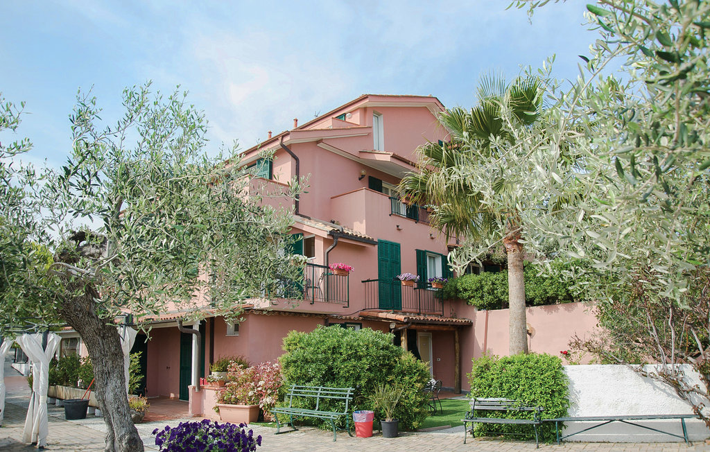 Ferienwohnung in schönem Umfeld, ca. 3 km von den Stränden entfernt.

Eingebettet in einen Olivenhain erwartet Sie hier ein modernes Apartment mit Panoramablick auf die umliegenden Hügel und die St..