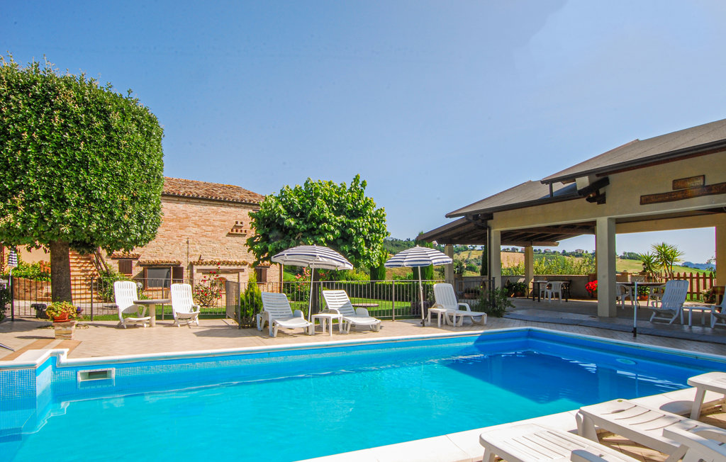 Verheug je op dit gezellige en charmante vakantieappartement met gedeeld zwembad in Monte Rinaldo.

Geniet van een ontspannen en rustgevende vakantie met je familie in deze mooie accommodatie, die je ..