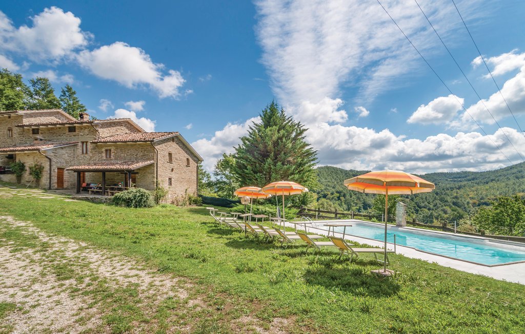 Großes Bauernhaus im umbrisch-markischen Apennin (700 m ü. M.) ca. 5 km von Apecchio enetfernt. Panoramablick auf die Berge. Großes, naturbelassenes Grundstück mit Schwimmbad und Gartenmöbeln. Da..