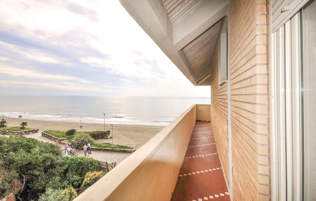 Helle Panoramawohnung im zweiten Stock eines kleinen Gebäudes mit langem Balkon (teilweise Meerblick) direkt am Strand von Torvajanica. Direkter Zugang zum Strand (Privattor). Externe Gemeinschaftsdu..