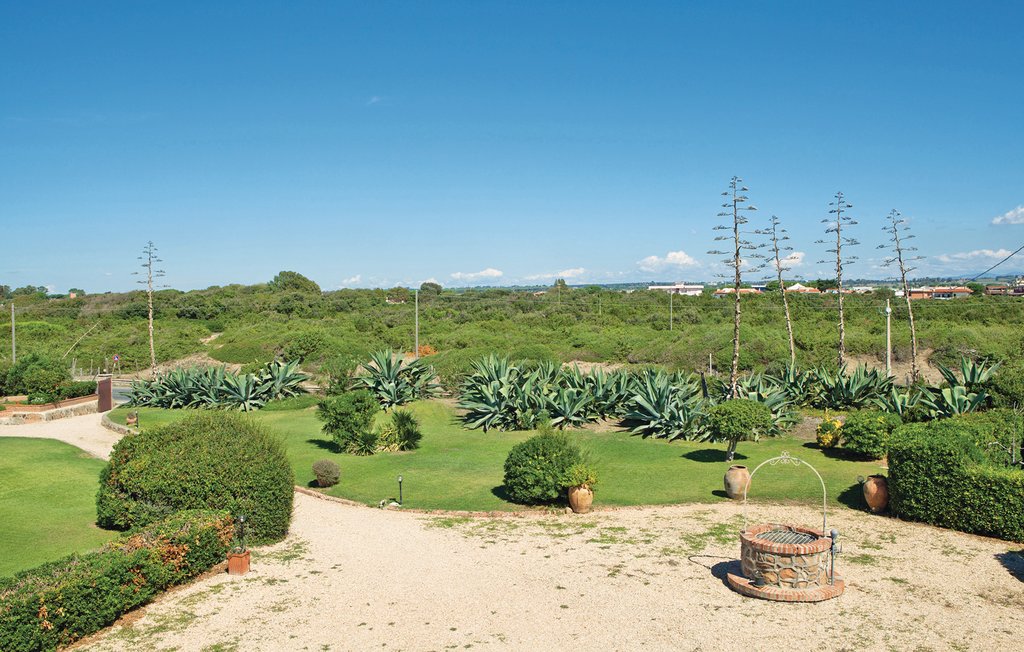 Direct aan het zandstrand van Torvaianica is dit voormalige kasteel (1600) gelegen dat nu is een vakantiehuis is. Het huis is uniek in zijn soort, omgeven door een natuurgebied, met een omheinde tuin,..