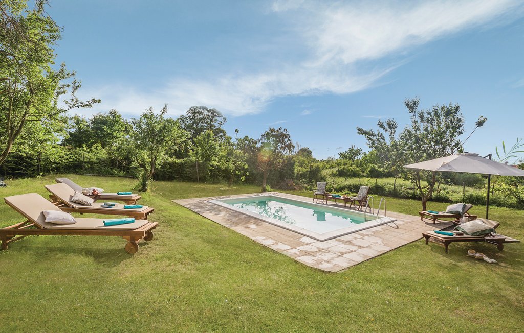 Charakteristisches Landhaus mit Privatpool in der Nähe von Rocca di Papa (2,2 km) im Herzen der Castelli Romani. Der vollständig eingezäunte Garten und der dichte Wald, der das Anwesen umgibt, gara..