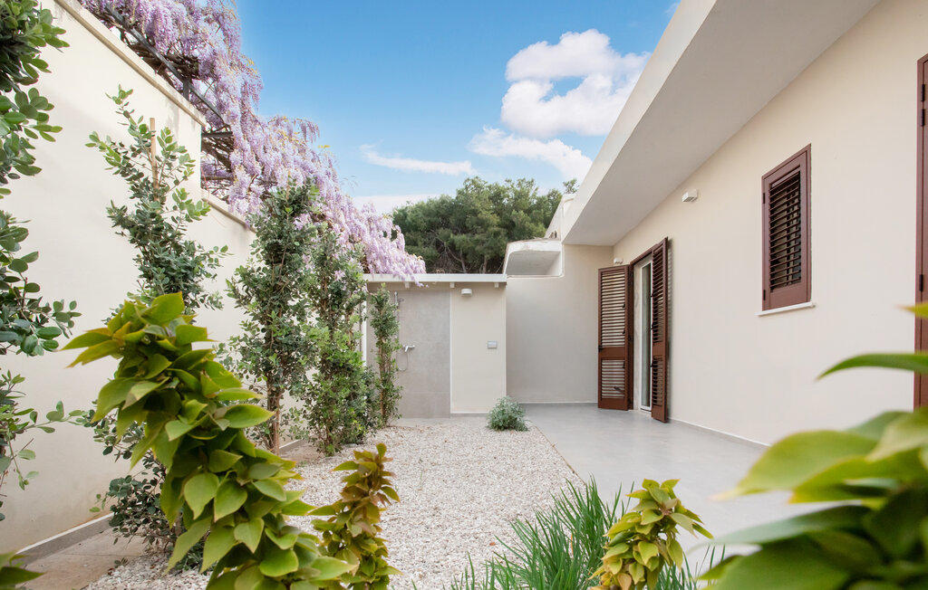 Verbringen Sie in diesem modernen Ferienhaus eine sonnige Auszeit in Strandnähe.

Nur einen Spaziergang vom Sandstrand entfernt heißt Sie diese elegante Villa mit einem minimalistisch und geschmackv..