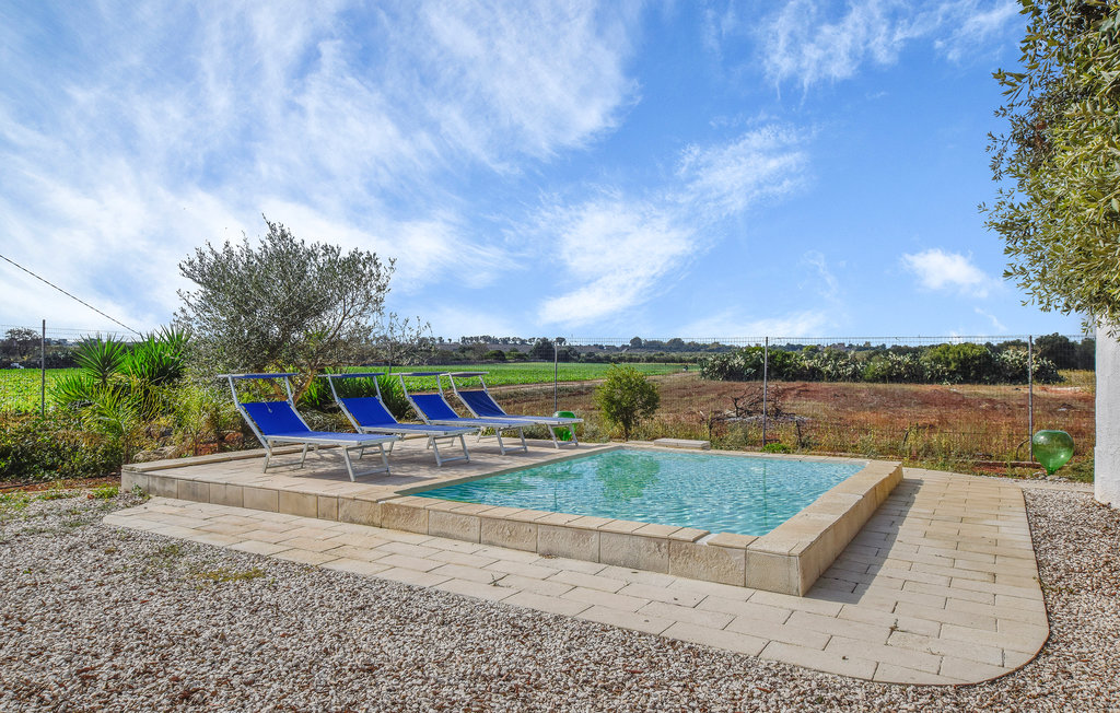 Vakantiehuis met zwembad midden in de natuur, op slechts een paar minuten van de kristalheldere zee van Puglia en Ostuni, een beroemd middeleeuws dorp met zijn karakteristieke witte huizen, rijk aan h..