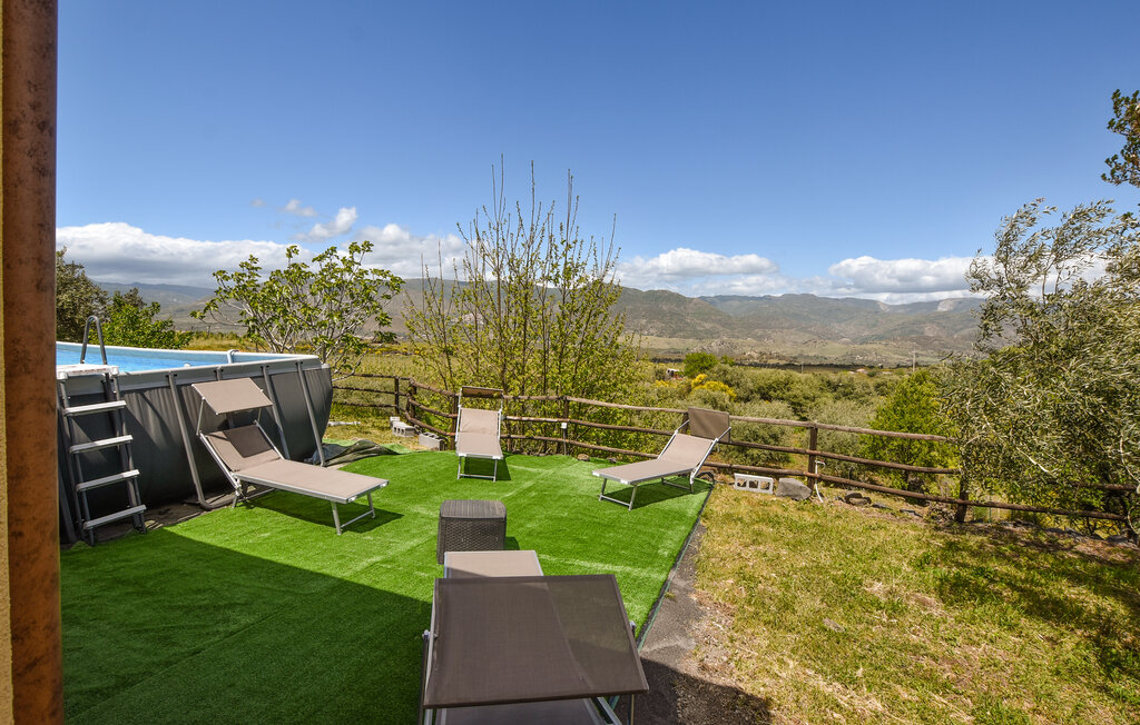 Mooi vakantiehuis op de vulkaan Etna met panoramisch uitzicht op de omliggende bergen

Dit praktische vakantiehuis met bijgebouw verwelkomt maximaal acht gasten. Het is licht en vriendelijk ingericht...