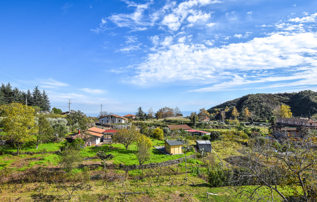 Willkommen in dieser großartigen Villa mit privatem Pool und Panoramablick.

Am Fuß des Etna erwartet Sie in diesem Ferienhaus ein erstklassiger Urlaub. 
Das Haus ist hübsch und in hellen Farben ei..