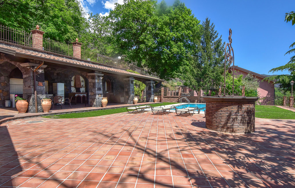 Ruim, historisch vakantiehuis met privé zwembad en zeezicht, op een unieke locatie.

Tussen de Etna en de kust, op 700 m.a.s.l., ligt dit fantastische vakantiehuis op u te wachten. Zowel binnen als b..