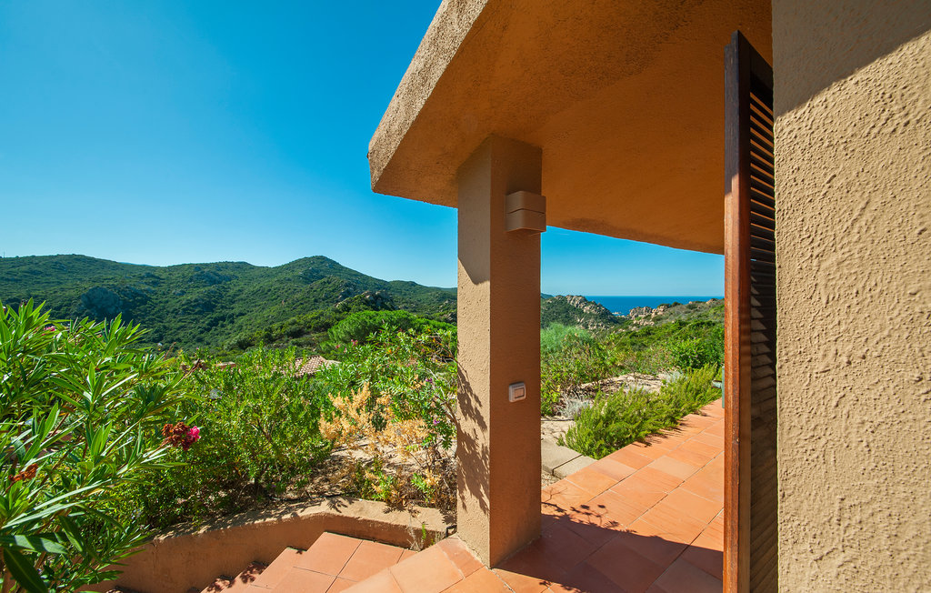 Kleiner panorama vakantiehuis met terras en tuin met uitzicht op de zee van de Costa Paradiso. Dit huis heeft aan de voorzijde een overdekte veranda om buiten te dineren met uitzicht op de zee en aan ..