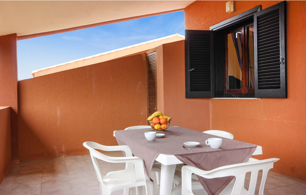 Wohnung in einem Reihenhaus in einer Wohnanlage in wunderschöner natürlicher Umgebung zwischen Rei Marina und Piscina Rei, an der Südostküste Sardiniens. Überdachte Terrasse, ausgestattet für Ma..
