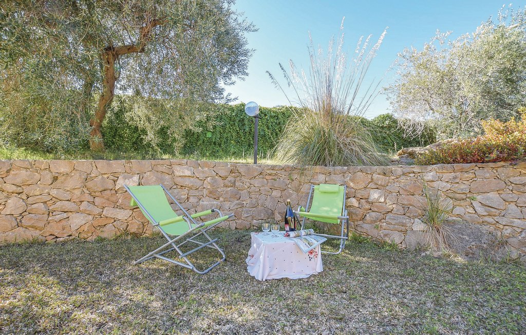 Ferienwohnung in Dreifamilienhaus, 1 km von San Nicola L'Arena an der Nordküste Siziliens. Wohnung auf 2 Etagen; Das Obergeschoss ist ein Dachboden. Das Wohnzimmer mit Koch-/Essbereich führt auf die..