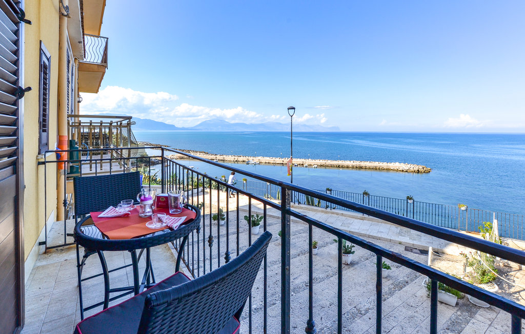 Schöne Ferienwohnung an der Strandpromenade von Trappeto, einem kleinen maritimen Zentrum, in einer Fußgängerzone und nur 50 Meter vom Meer entfernt. Vom Balkon aus genießen Sie den schönen Blick..