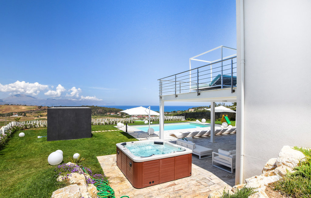 Prachtig zelfstandig vakantiehuis met groot privé overloopzwembad. Op slechts 1000 m van het zandstrand tussen Balestrate en Alcamo, op een kleine heuvel vanwaar u kunt genieten van een prachtig uitz..