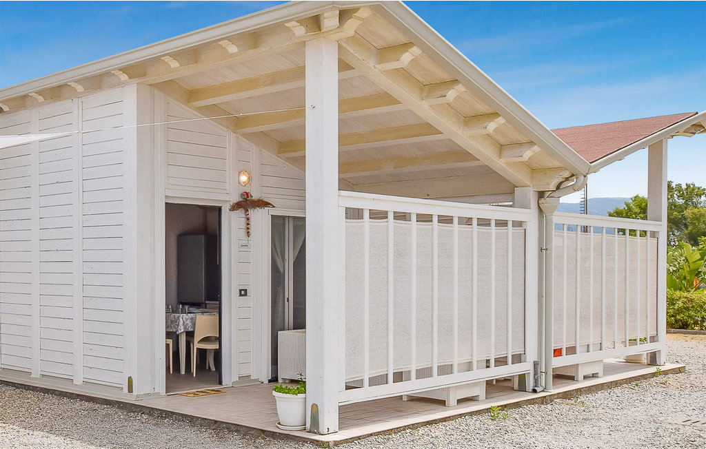 Mooi vakantiehuis bij het strand

Dit praktische huis biedt met zijn twee slaapkamers, badkamer en woon- en eetkeuken voldoende ruimte voor maximaal vier gasten. Op het eigen terras kunt u ontspannen ..