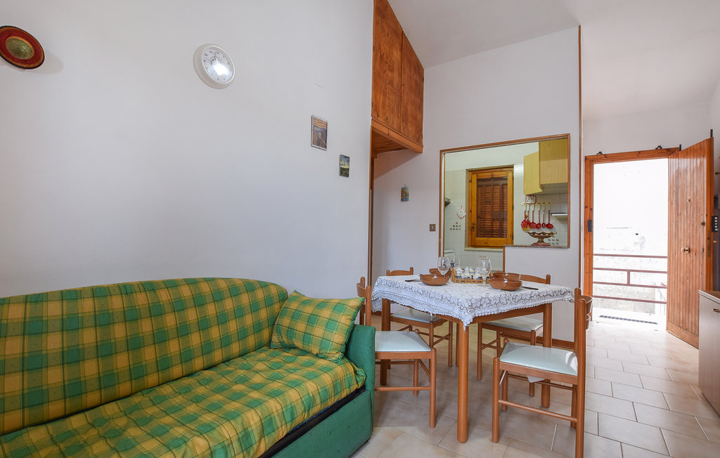Dieses Domizil bietet Ihnen einen Innenraum mit hoher Decke, weißen Wänden, gemütlicher und praktischer Einrichtung. Ihnen steht eine gut ausgetstattete Küche zur Verfügung, und ein Balkon auf de..