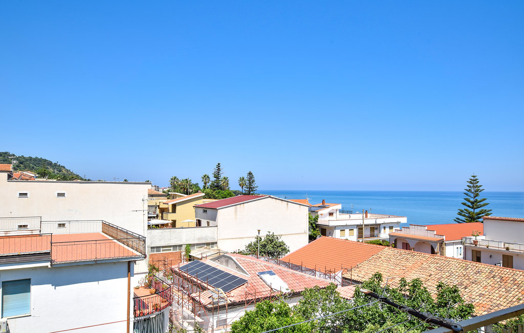 Blicken Sie vom Balkon, mit Ihrem Morgenkaffee in der Hand, auf das schimmernde Meer.

Diese funktionale Ferienwohnung erwartet sie im kleinen Küstenort Marina di Caronia. Die Ausstattung der Wohnung..
