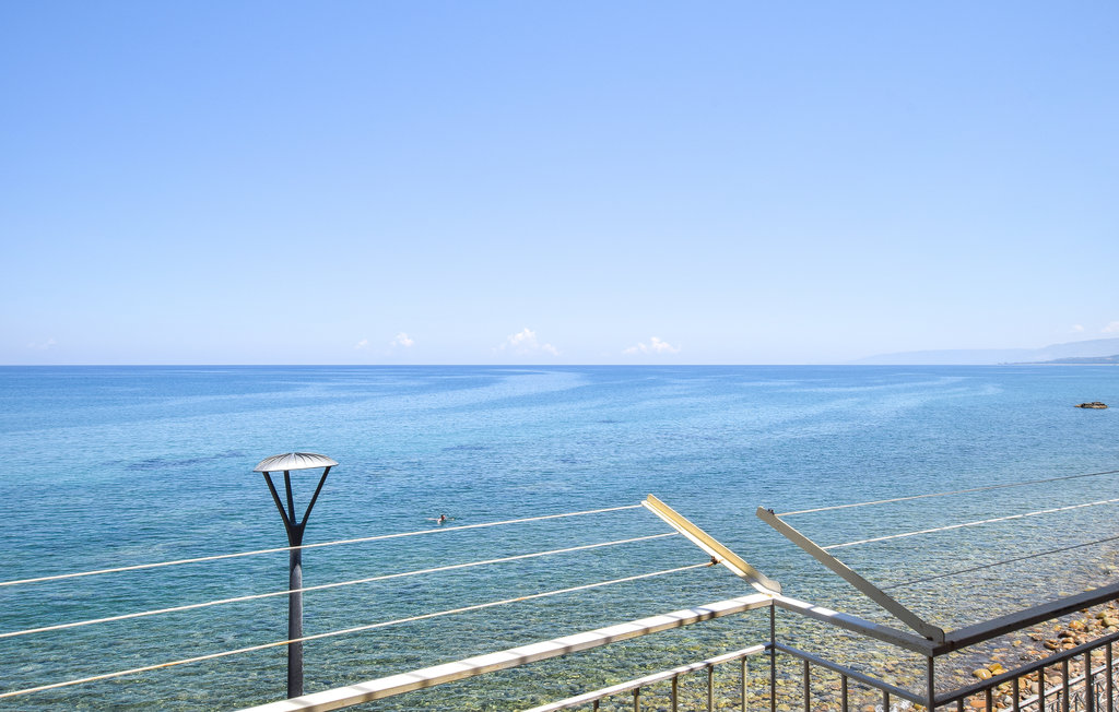 Genießen Sie Ihr Frühstück auf der Terrasse direkt am Wasser.

Diese Wohnung wird Sie durch die direkte Lage am Meer überzeugen. Die Ferienwohnung im Erdgeschoss ist großzügig geschnitten und bi..