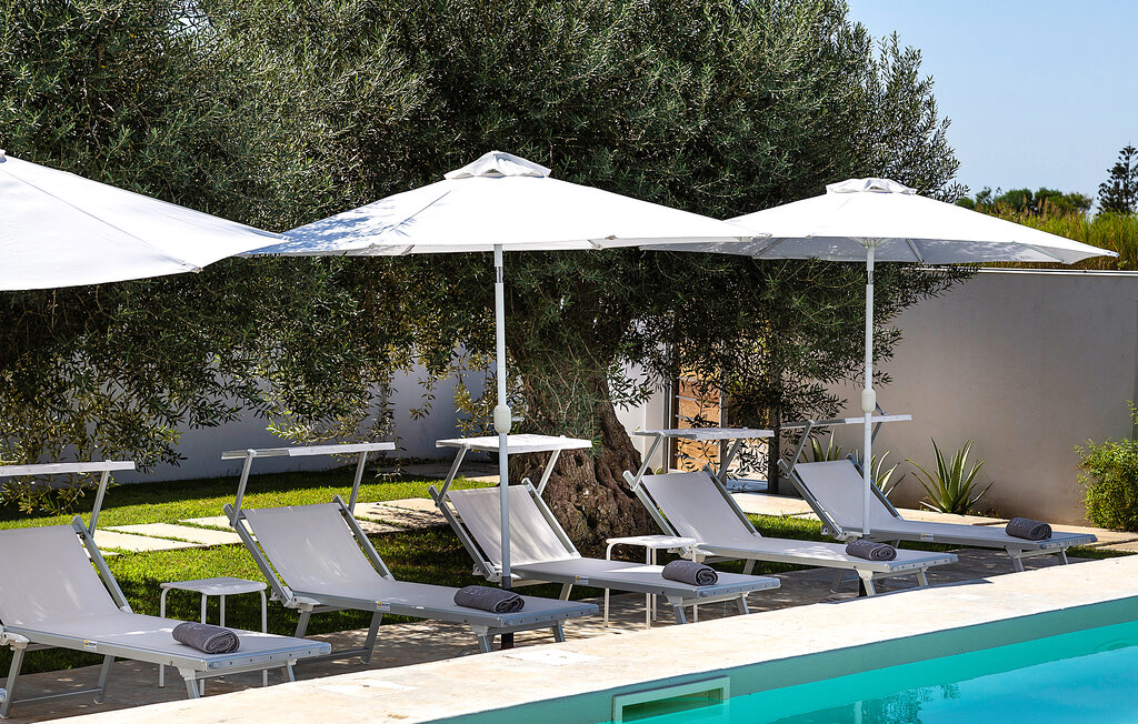 Schöne Ferienwohnung mit Gemeinschaftspooll, umgeben von einem eingezäunten Naturgrundstück.

Moderne Unterkunft mit Blick auf den ausgestatteten Garten mit Oliven- und Zitrusbäumen und Pool. Die ..