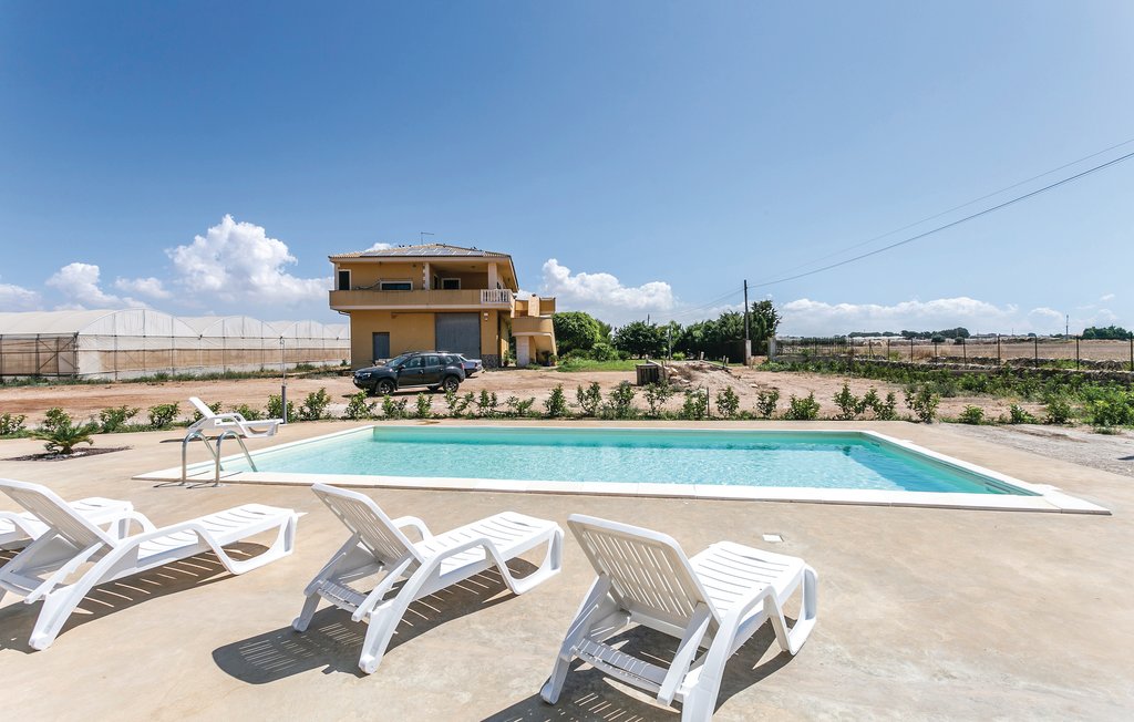 Dit vakantiehuis is omgeven door een groen perceel van 1500 m2 met een exclusief zwembad. Het ligt aan het begin van de badplaats Marina di Ragusa, op een kleine landtong met een prachtig uitzicht op ..
