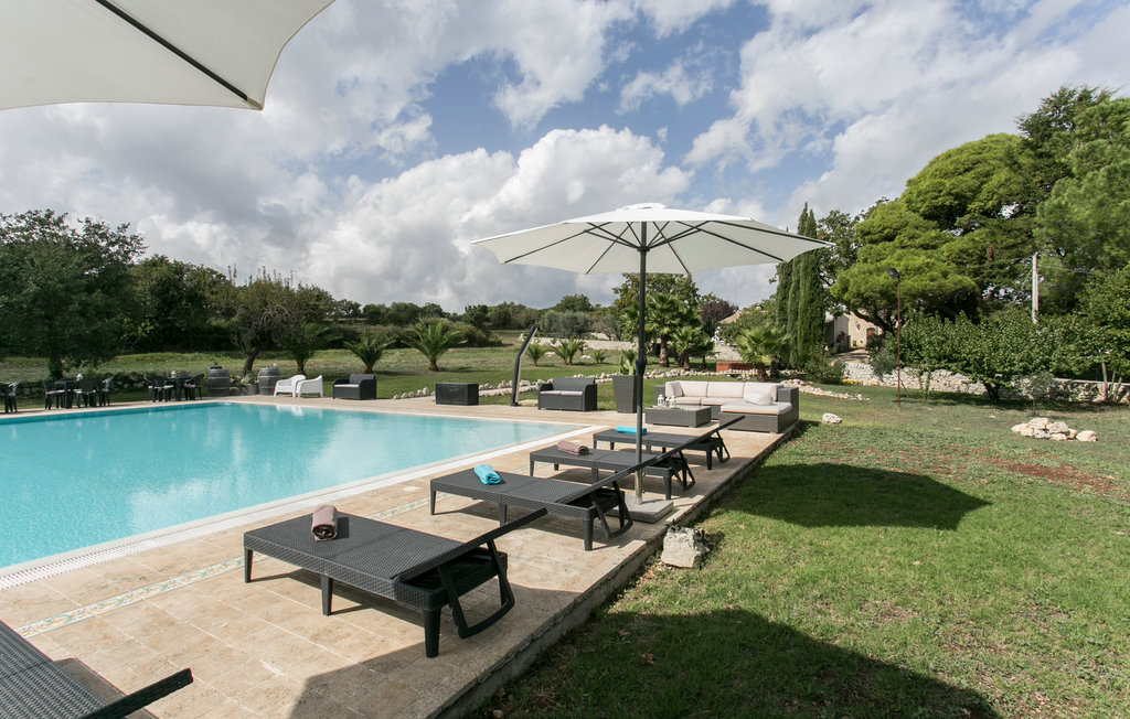 In het hart van het barokke gebied van Val di Noto, een UNESCO-gebied, in het zuidwesten van Sicilië, ligt dit pand, dat in de jaren vijftig het prestigieuze huis van kardinaal Carpini was (er bestaa..