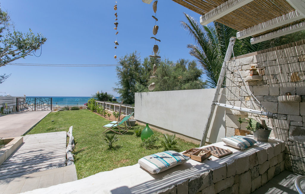 In unmittelbarer Nähe eines der schönsten Strände der Küste Ibleas gelegen, dem Strand von Santa Maria del Focallo, zeichnet sich dieses Ferienhaus durch einen schönen Blick auf das Meer und auf ..
