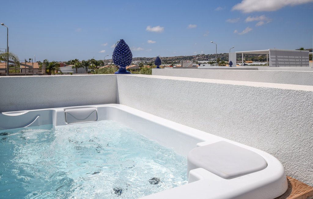 Absolute luxe vakantiewoning met prachtig zwembad en modern design.

Dit vakantiehuis is de ideale plek voor liefhebbers van modern design die veel waarde hechten aan kwaliteit en stijl. Veel licht, g..