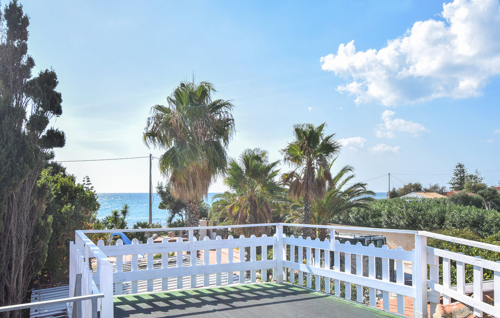 Charmant vakantiehuis met uitzicht op zee.

Dit mooie vakantiehuis is ideaal als u droomt van een vakantie direct aan zee, want het strand begint op een paar stappen van het huis. Het huis biedt een g..