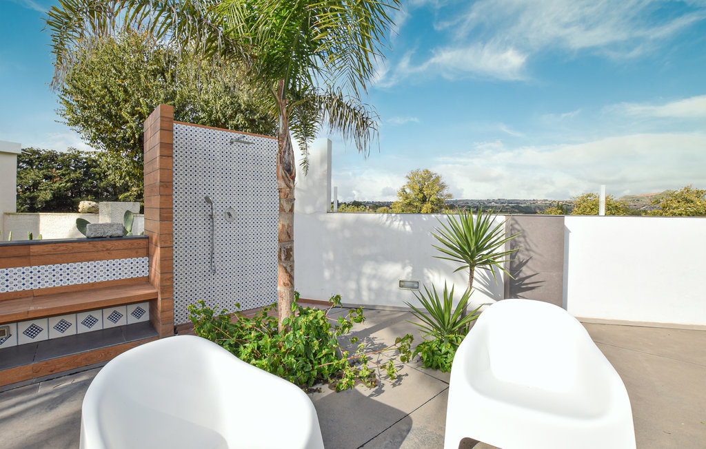 Elegant vakantiehuis met privé zwembad.

Dit grote en comfortabele vakantiehuis laat niets te wensen over en is ideaal voor een grote groep of meerdere gezinnen. Het huis beschikt over een grote woon..