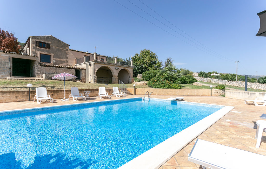 Geniet van een zonnige vakantie in dit ruime vakantiehuis met zwembad en panoramisch uitzicht.

Genesteld op een ruim, licht verhoogd perceel, verwelkomt dit royale vakantiehuis je met veel ruimte en ..