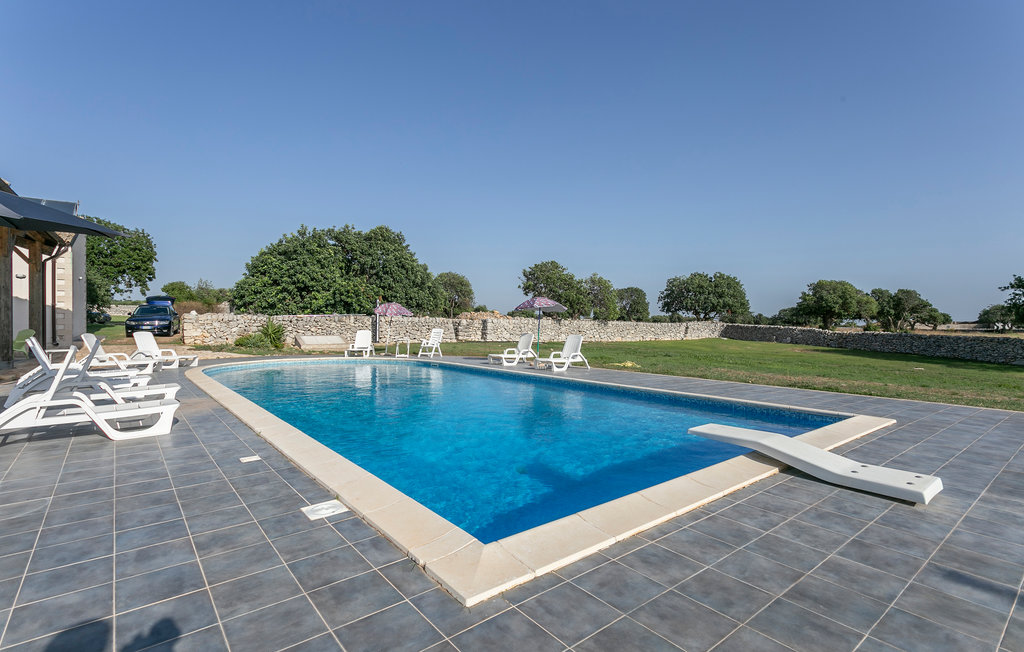 Hochwertige und unabhängige Villa mit privatem Pool.

Willkommen in dieser Villa in Marina di Ragusa, die viel Platz für mehrere Familien oder eine Gruppe von Freunden bietet. Das Haus erstreckt sic..
