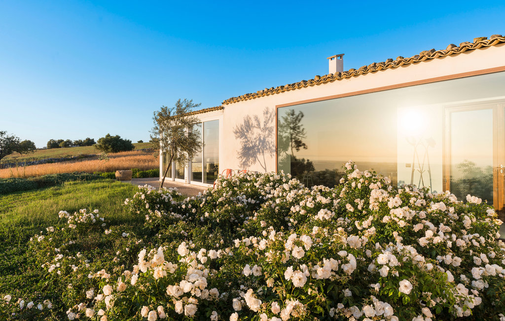 Auf der Hochebene, mit Blick auf die Küste, empfängt Sie dieses stilvolle Ferienhaus mit Swimmingpool.

Genießen Sie einen großartigen Urlaub mit Ihrer Familie oder befreundeten Paaren und freuen ..