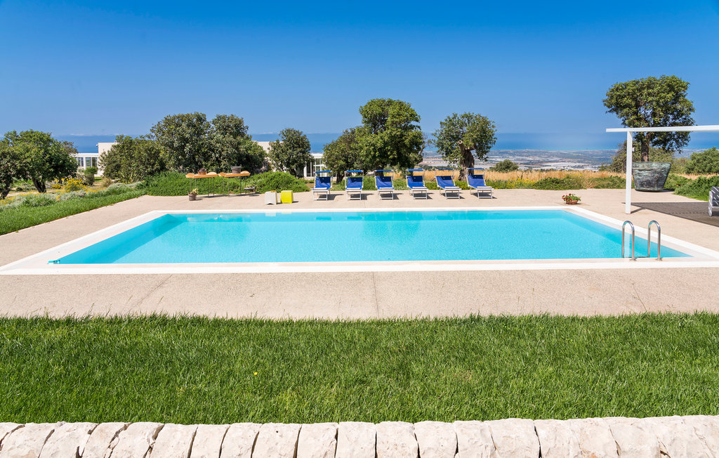 Auf der Hochebene, mit Blick auf die Küste, empfängt Sie dieses stilvolle Ferienhaus mit Swimmingpool.

Genießen Sie einen großartigen Urlaub mit Ihrer Familie oder befreundeten Paaren und freuen ..