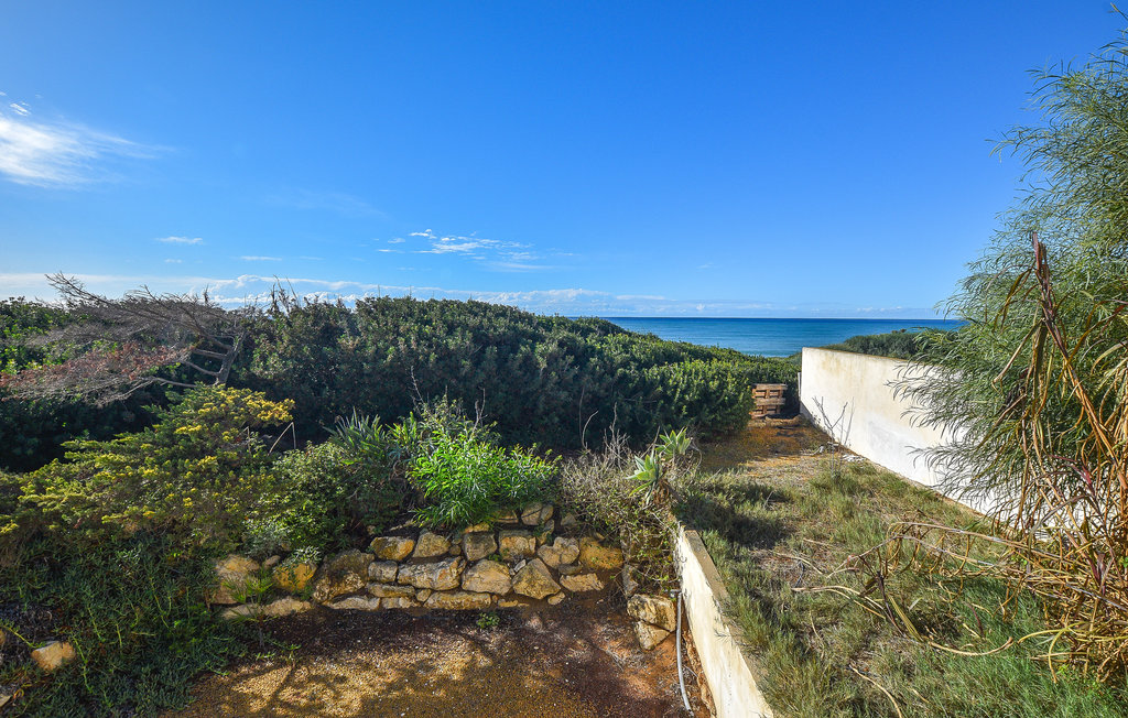 Geniet van het uitzicht op zee vanuit dit vakantiehuis op de 1e rij aan het water. 

De accommodatie in Punta Braccetto ligt op een steenworp afstand van het fijne zandstrand en belooft een afwisselen..