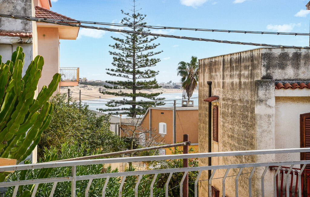 Ontdek de schatten van Zuid-Sicilië tijdens een vakantie in deze vakantiewoning, op een steenworp afstand van het zandstrand.

De mooie flat biedt niet veel comfort, maar wel een geweldige locatie vo..