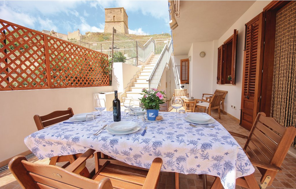 Vakantieappartement in Porto Palo's, met een panoramisch uitzicht op een kleine jachthaven en het belangrijkste zandstrand (400 m). Op slechts enkele meter van het vakantieappartement bevinden zich ui..