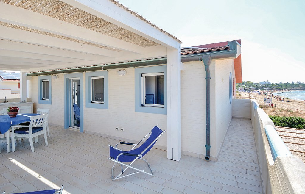 Hübsche Ferienwohnung im ersten Stock mit eigenem Zugang in der Nähe von Ragusa. Von der Terrasse aus können Sie die herrliche Aussicht auf das Meer und dabei ein Glas Wein aus Sizilien genießen. ..