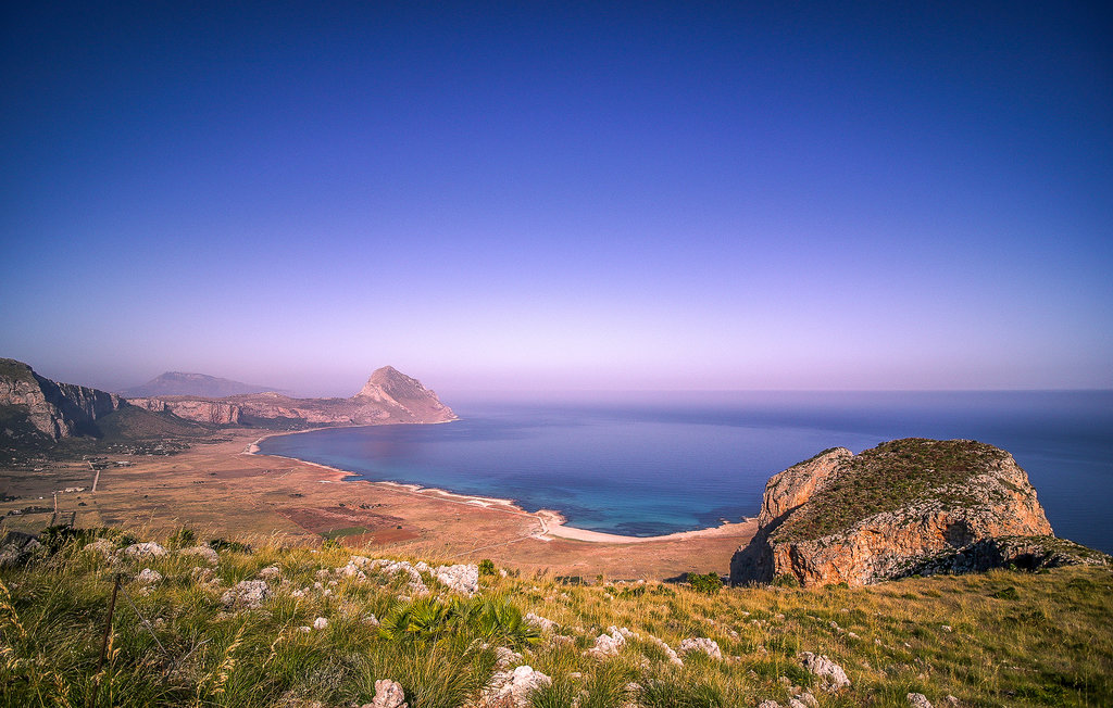 Idyllisch gelegen vakantiewoning in het noordwesten van Sicilië.

Als onderdeel van een kleinschalig ensemble betrekt u met deze flat een waar vakantiejuweel. De binnenplaats met het gemeenschappelij..