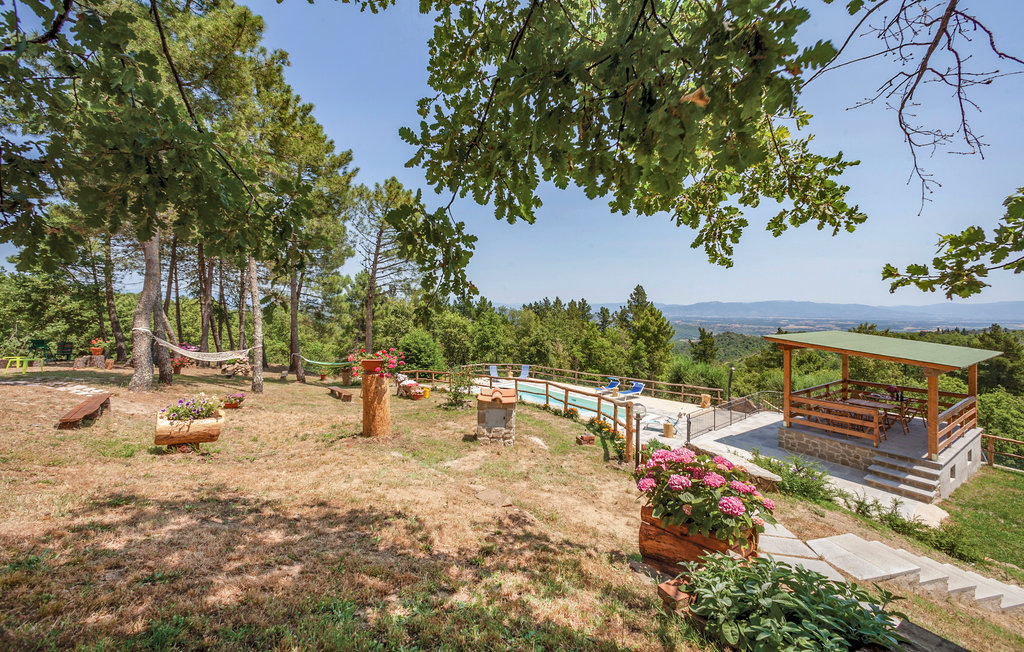 In schöner Hügellage zwischen Siena und Arezzo erwartet Sie dieses freundliche Ferienhaus (Doppelhaushälfte) mit privatem Pool. Das Haus liegt etwas außerhalb von Palazzuolo am Waldrand – eine i..