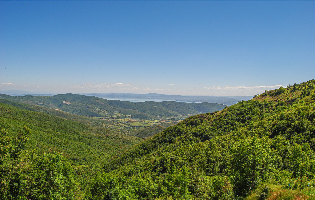 Ongeveer 20 km boven Cortona, omgeven door uitgestrekte eikenbossen, ligt dit grote vakantiehuis in een romantisch zijdal. Het voormalige landhuis bestaat uit vier appartementen die samen worden verhu..