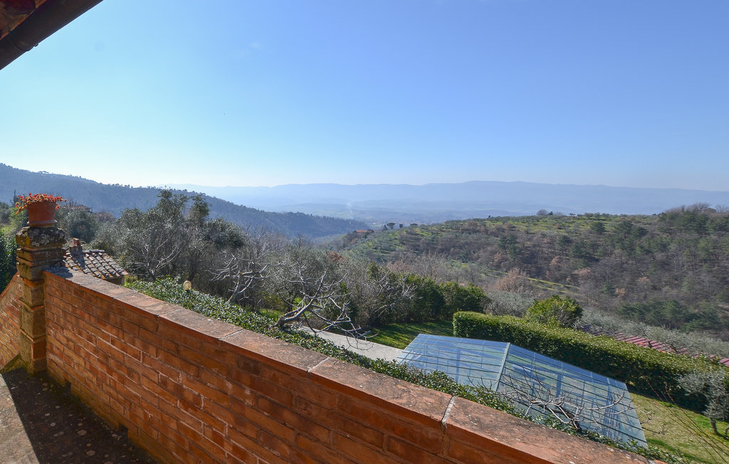 Dit mooie deel van een twee-onder-een-kapwoning ligt op 4 km van Castelfranco di Sopra, op een dominante plek met panoramisch uitzicht over de Valdarno in het natuurreservaat Balze. 

De accommodatie ..