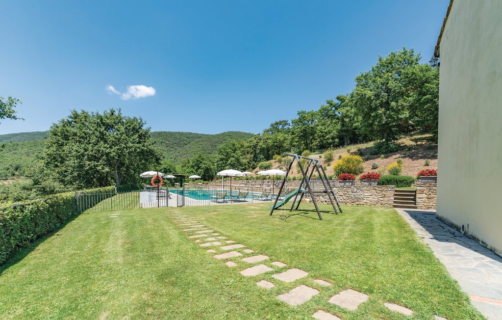 Freundliche Erdgeschoßwohnung eines Zweifamilienhauses (im 1. Stock ITA205) mit eigenem Eingang. Private, ausgestattete Terrasse mit schönem Blick, gemauerter Grill. Im 10 m entfernten Zweifamilienh..