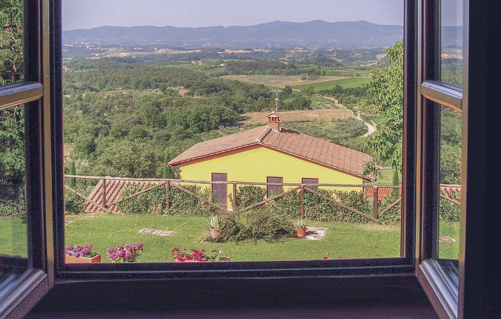 Freundliche Wohnung über 2 Etagen eines Zweifamilienhauses (nebenan ITA204). Eigener Eingang vom kleinen, ausgestatteten Privatgarten, gemauerter Grill. Schöner Blick. Im 10 m entfernten Zweifamilie..