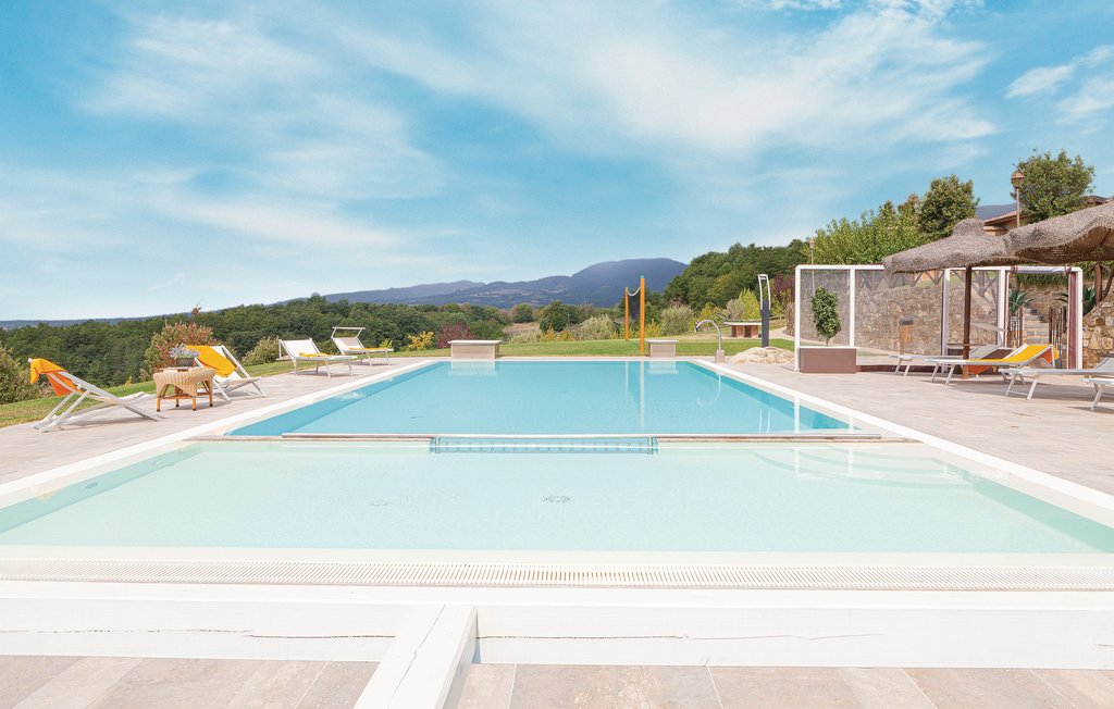 Landhuis met zwembad op een rustige heuvelachtige locatie, Bibbiena 3,5 km. Dit exclusieve huis bestaat uit twee typische Italiaanse stenen gebouwen: het hoofdgebouw met entree beschikt over een kamer..