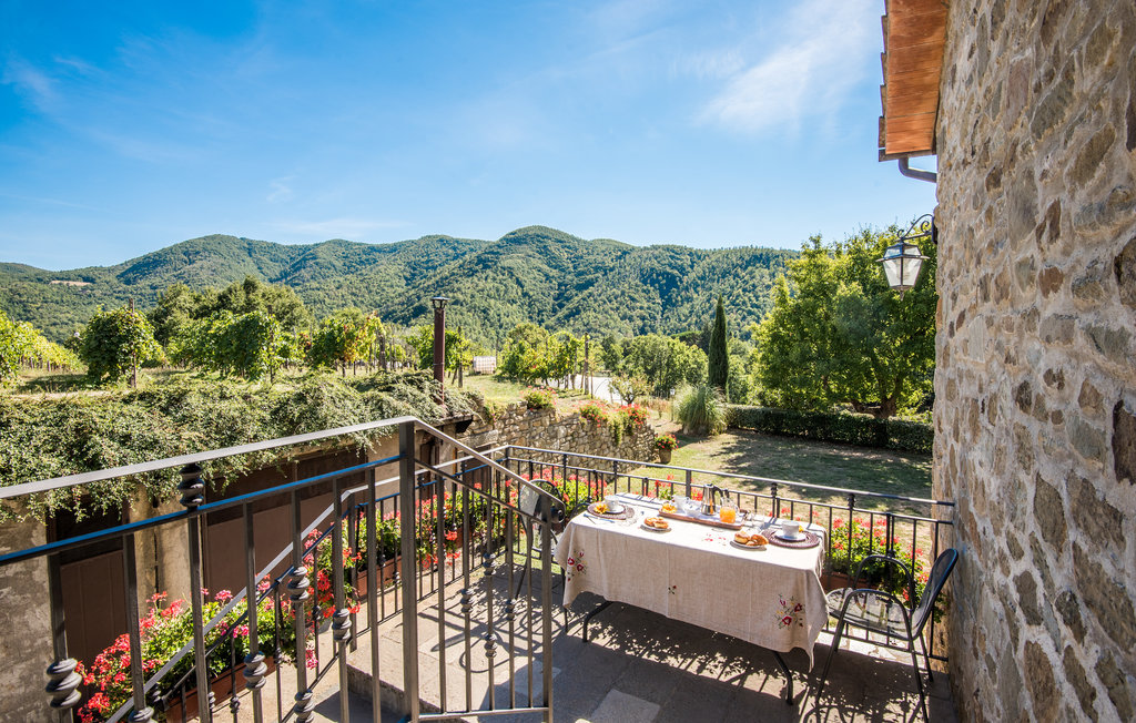Etwa 18 km von Cortona liegt diese gemütliche Ferienwohnung mit Pool! In 700 m Höhe in den Bergen, in einem kleinen ruhigen Seitental, liegt diese Wohnung im 1.Stock eines privaten Hauses. Zur Wohnu..
