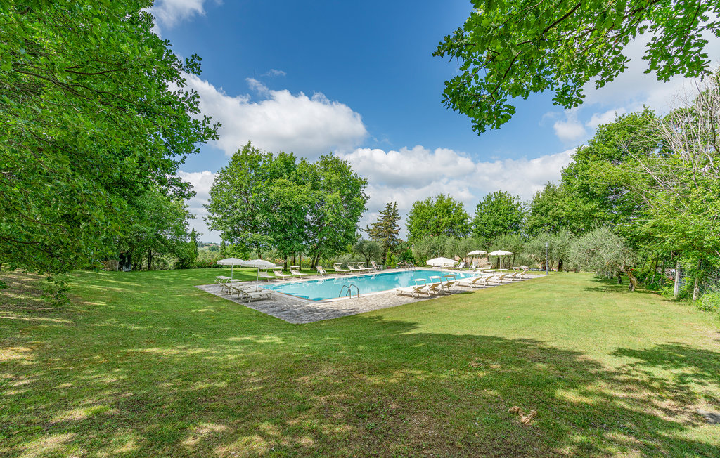Antikes Landhaus in den Hügeln des Chianti, umrahmt von Eichenwäldern, Weinfeldern und Olivenhainen, das sorgfältig renoviert und in 6 Ferienappartements verwandelt wurde. Die architektonischen Eig..
