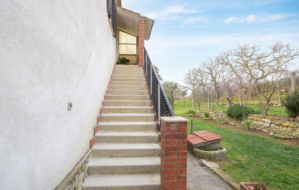 Een gerenoveerd huis uit 1970 met een prachtig uitzicht op het heuvelachtige landschap.

De mix tussen antiek en rustiek biedt je een heel bijzondere sfeer. Verder vind je gezellige meubels waar je le..