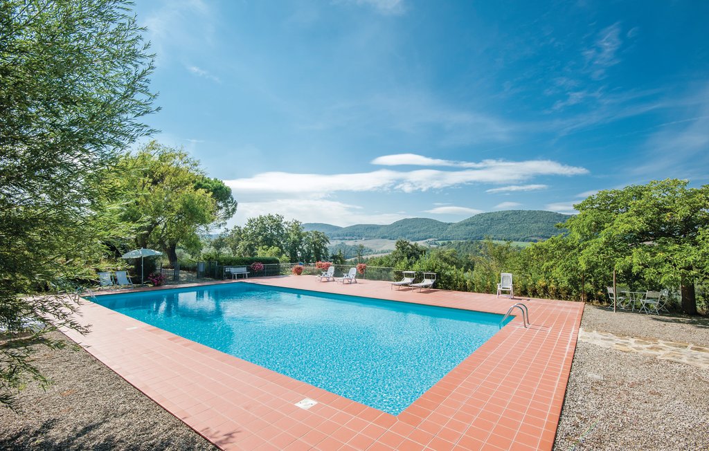 Etwa 4 km von Trequanda liegt dieses freundliche Ferienhaus in den Weinbergen. Es gehört zu einem alten Landgut, in dem sich verschiedene Sommersitze italienischer Familien befinden. Das Haus ist ebe..