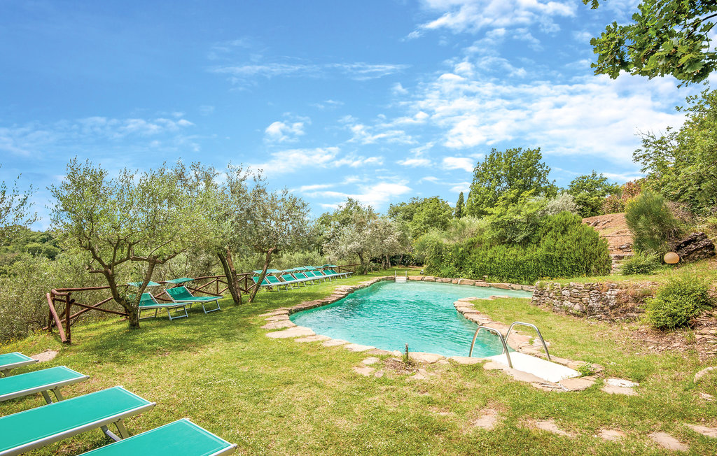 Ferienhaus (Doppelhaushälfte) im malerischen Borgo in der Nähe von Ambra (6 km). Der Wohnbereich mit Kamin liegt im EG, die Schlafräume im 1.Stock sind über eine Wendel- und die Außentreppe zu er..