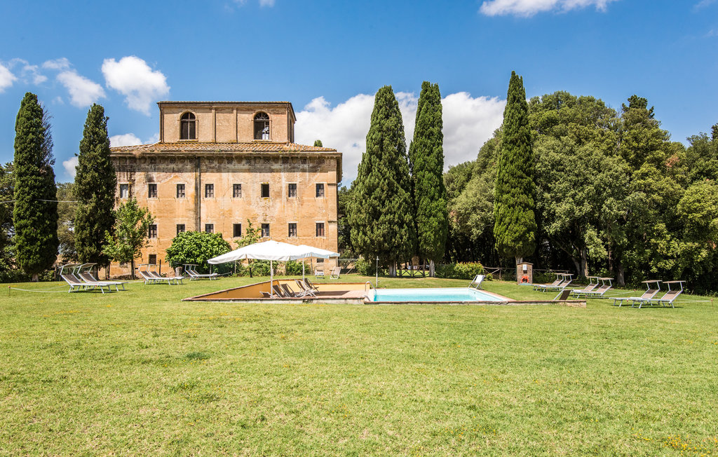 In het prachtige landschap van Siena ligt deze charmante en elegante villa op 3 verdiepingen met prive tuin en zwembad. Het ligt op een heuvel binnen een landgoed. Omgeven door een park en biedt een a..